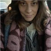 Docente di Lettere impartisce lezioni a studenti del Liceo, ragazzi delle medie e anche ad aziende